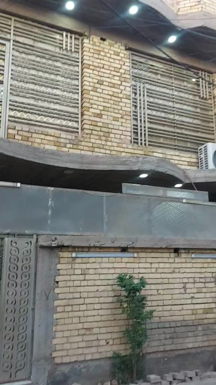 بيت ٧٥متر في شارع الخضر بيت بناء حديث يحتوي على ٤غرف سعره ١٠٥مليون وبيه مجال وتفاصيل دخل مقطع  وشاري يتصل على هذا الرقم *********** لين إني مكلف بنشر ماجواب على خاص شكرا
