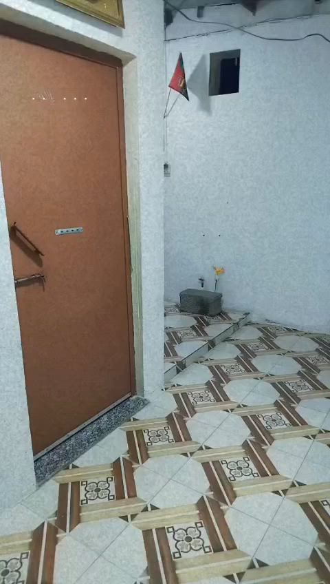 السلام عليكم بيت حواسم للبيع بل الاصمعي الجديد البيت يتكون من غرفتين ودوانيه ومطبخ وصحيات مشترك ومخزن خارجي البيت نضيف مثل ماموضح بل فيديو والارضيه كلهه سراميك وسقوف ثانويه البيت لا علي كص ولا ازاله ولا تبليغ السعر 15 وبي مجال ***********
