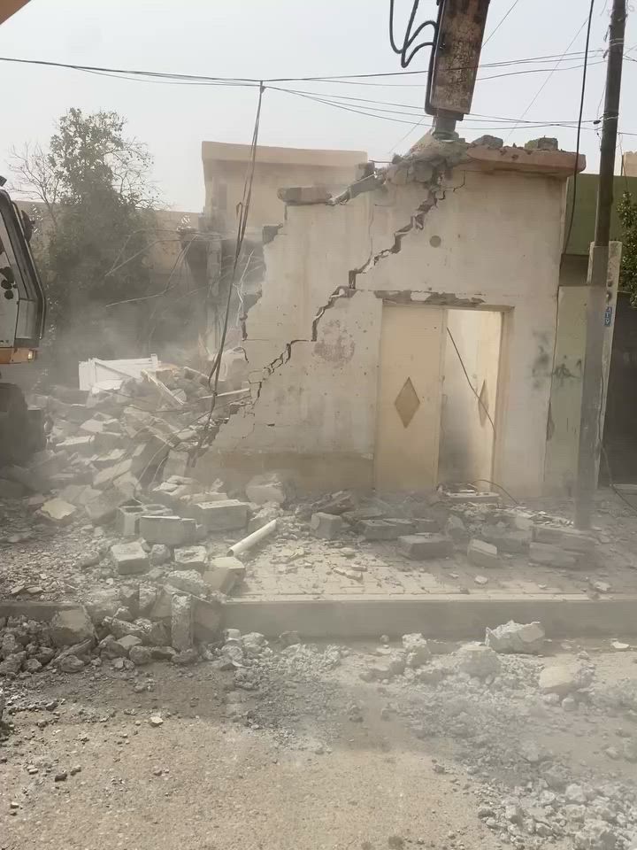 السلام عليكم
نشتغل ( تفليش ، تنظيف بيوت ، رفع انقاض ، تكشيط لبخ قديم او سيراميك ، صب لاش ترميم بيوت نقل اثاث اتصل وتدلل ***********  واتساب موجود
