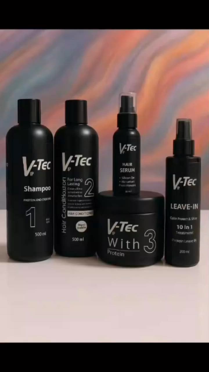 شامبو VTEc / Tec Italy
🔹 وظيفته:
تنظيف فروة الرأس بلطف بدون ما ينشف الشعر
يزيل الدهون والأوساخ وبقايا المنتجات
يحافظ على توازن فروة الرأس
🔹 مميزاته:
يحتوي على زيوت طبيعية + أحماض أمينية
يرطب الشعر من أول غسلة
يقلل الهيشان والتشابك
بعض الأنواع تكون خالية من السلفات
🔹 أنواعه:
للشعر الجاف (Hi-Moisturizing)
للشعر المصبوغ (Post Color)
للشعر التالف (Repair / Keratin)
🔹 النتيجة: شعر نظيف + خفيف + مهيأ للعلاج
📌 الشامبو يرطب ويغذي الشعر بفضل مكونات مثل الكيراتين وزيوت نباتية وأحماض أمينية 
🌿 ثانياً: المكيف (البلسم)
🧴 Conditioner
🔹 وظيفته:
ترطيب الشعر بعد الغسل
فك التشابك بسهولة
حماية الشعرة من التقصف
🔹 مميزاته:
يقفل طبقة الشعر (Cuticle sealing)
يقلل النفشة والهيشان
يخلي الشعر ناعم وسهل التصفيف
🔹 كيف يعمل:
يغذي الأطراف خصوصاً (لأنها الأكثر تلف)
يحافظ على الرطوبة داخل الشعرة
📌 البلسم يساعد على تنعيم الشعر وزيادة اللمعان وتقليل الهيشان 
🌿 ثالثاً: الماسك (Hair Mask)
🧴 ماسك VTEc
🔹 وظيفته:
علاج عميق للشعر التالف
إعادة بناء الشعرة من الداخل
🔹 أنواعه المهمة:
1. ماسك الترطيب (Hi-Moisturizing)
يرطب الشعر بعمق
يقلل الجفاف والتقصف
يعطي نعومة ولمعان قوي
📌 يحتوي على بروتين القمح ومكونات مرطبة قوية تعيد نعومة الشعر وتقلل الهيشان 
2. ماسك الكيراتين (Amino Keratin)
يعالج الشعر المتضرر جداً
يقوي الشعرة من الداخل
يحمي من الحرارة
📌 يخترق الشعرة بسرعة ويكوّن طبقة حماية ويقلل التقصف 
🔹 النتيجة:
شعر صحي
أقل تقصف
مرونة ولمعان عالي
🌿 رابعاً: السيروم / الليف إن (Serum / Leave-in)
🧴 Due Faccetta (الأشهر)
🔹 وظيفته:
يترك على الشعر بدون غسيل
يرطب ويحمي بنفس الوقت
🔹 مميزاته:
حماية من الحرارة (سشوار/مكواة)
يقلل الهيشان
يعطي لمعان فوري
يحافظ على لون الشعر
📌 هو علاج يومي يرطب الشعر ويحميه ويخليه سهل التصفيف 
⭐ كيف تشتغل المجموعة مع بعض؟
✔️ الشامبو → ينظف
✔️ البلسم → ينعم ويرطب
✔️ الماسك → يعالج بعمق
✔️ السيروم → يحمي ويثبت النتيجة
📌 المجموعة كاملة تعطي:
ترطيب + تغذية
تقليل تساقط وتقصف
شعر ناعم ولمّاع وسهل التصفيف
🔥 طريقة الاستخدام الكاملة (روتين)
شامبو (2–3 مرات بالأسبوع)
بلسم بعد كل غسلة
ماسك مرة أو مرتين بالأسبوع
سيروم يومي بعد الاستحمام
⚠️ ملاحظات مهمة
اختار النوع حسب شعرك (جاف / دهني / مصبوغ)
لا تكثر من الماسك (حتى لا يثقل الشعر)
الاستمرارية مهمة حتى تشوف نتيجة


**إذا كنت صاحب هذا الإعلان وتريد حذفه لأي سبب، رجاءا أرسل رسالة إلى الدعم الفني**