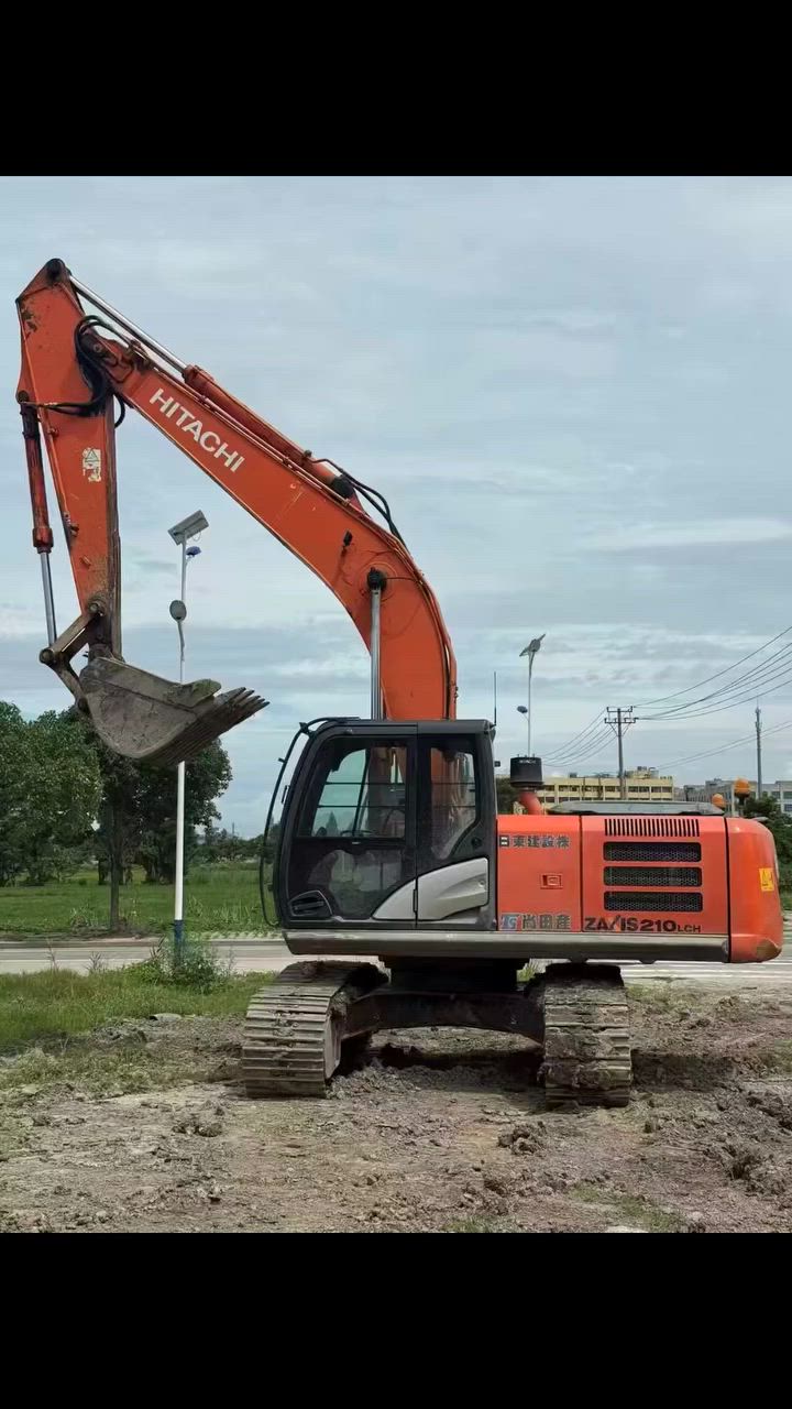 A perfect Hitachi 210LCH-5G imported from Japan, the four major parts have not been touched, the original paint engine is in peak condition.


**إذا كنت صاحب هذا الإعلان وتريد حذفه لأي سبب، رجاءا أرسل رسالة إلى الدعم الفني**