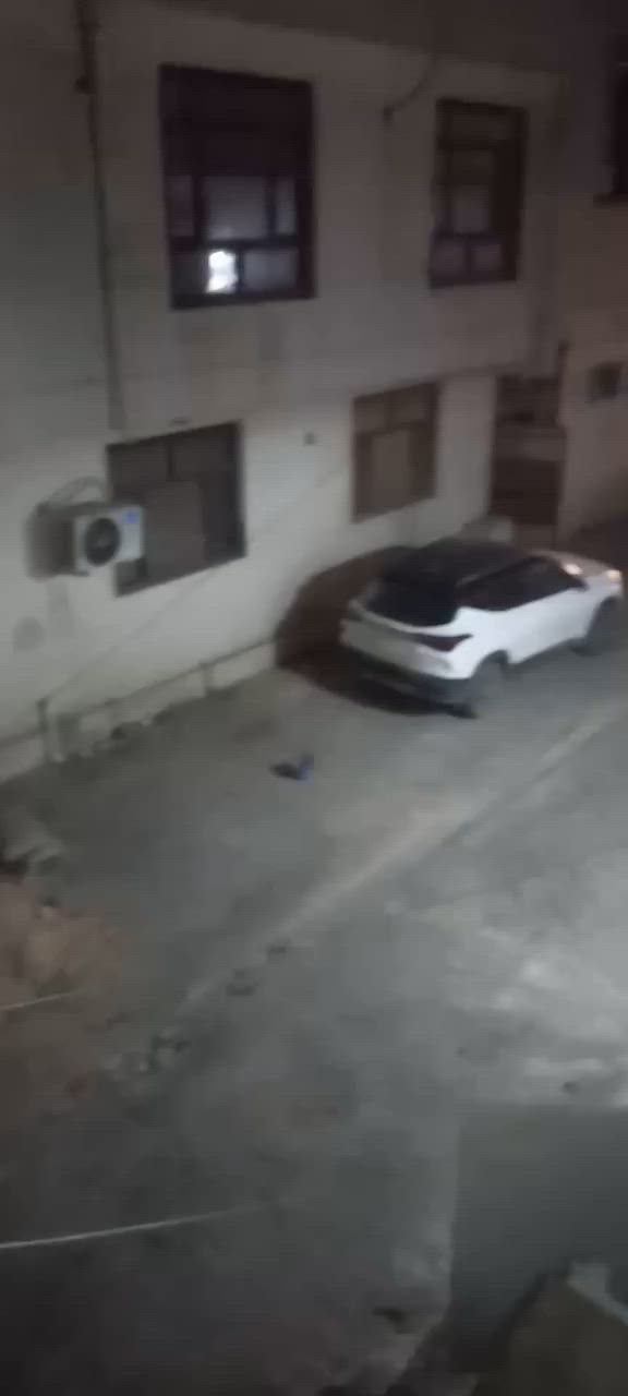 شقه طابق اول لايجار مقابل مجمع الاندلس معزوله بابه وحد  غرفه وصاله ومطبخ معزول وصحيات وسطح ب٤٠٠ الاتصال على *********** و***********
