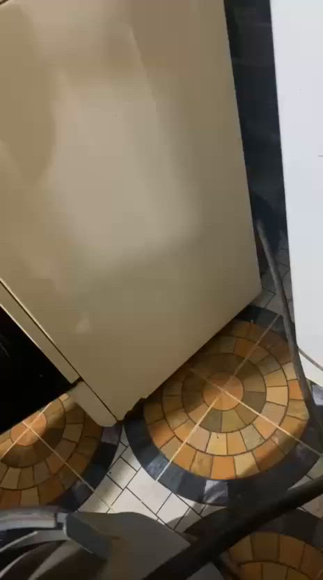 طباخ إيطالي ٤عيون شغال نضيف حيل ١٠٠بلد ***********
