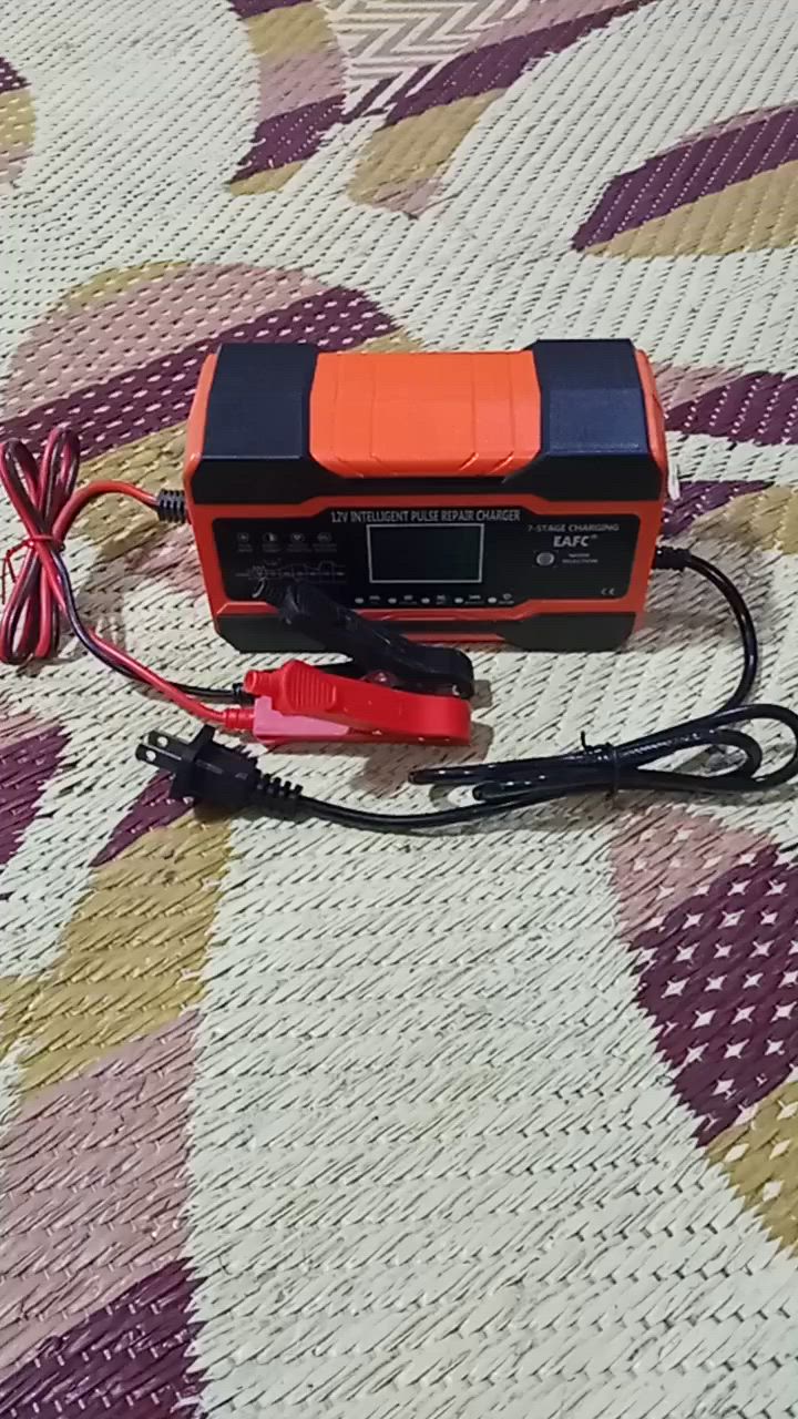 شاحن بطاريات السيارات الذكي (EAFC Intelligent Pulse Repair Charger). (جديد غير مستخدم لكن بدون كارتونة ) يُستخدم لشحن وإصلاح بطاريات السيارات، الشاحنات، والمولدات التي تعمل بنظام 12 فولت أو 24 فولت.طريقة الاستخدام الصحيحة والآمنة:خطوة 1: تجهيز البطاريةتأكد من إطفاء محرك السيارة تماماً وسحب المفتاح.نظف أقطاب البطارية من الأتربة أو التمليح إن وجد.خطوة 2: توصيل الملاقط (دون توصيل الكهرباء بعد)اربط الملقط الأحمر بالقطب الموجب (+) للبطارية.اربط الملقط الأسود بالقطب السالب (-) للبطارية.ستضيء شاشة الجهاز فوراً لتعرض قراءة الجهد (الفولت) الحالي للبطارية.خطوة 3: التوصيل بالكهرباءقم بتوصيل قابس الجهاز بمقبس الكهرباء المنزلي العادي (AC 110-220V).خطوة 4: اختيار الوضع (Mode)اضغط على زر "MODE" اللمسي للتنقل بين الأوضاع بناءً على نوع بطاريتك:Car/Truck: للبطاريات العادية الكبيرة.AGM/GEL: لبطاريات الجل والـ AGM المخصصة للسيارات الحديثة أو منظومات الطاقة.Motorcycle: للبطاريات الصغيرة (مثل الدراجات النارية) لمنع تلفها بتيار عالٍ.Repair (PUL): وضع الإصلاح بالنبضات، ويُستخدم لإعادة تنعيم وتنشيط البطاريات القديمة أو الضعيفة التي هبط جهدها (يُنصح بتركه في هذا الوضع حوالي 4 إلى 8 ساعات).خطوة 5: انتهاء الشحنسيتوقف الجهاز تلقائياً عند امتلاء البطارية ويظهر على الشاشة كلمة "FUL" أو "Finish" لحمايتها من الشحن الزائد.
السعر 15000


**إذا كنت صاحب هذا الإعلان وتريد حذفه لأي سبب، رجاءا أرسل رسالة إلى الدعم الفني**