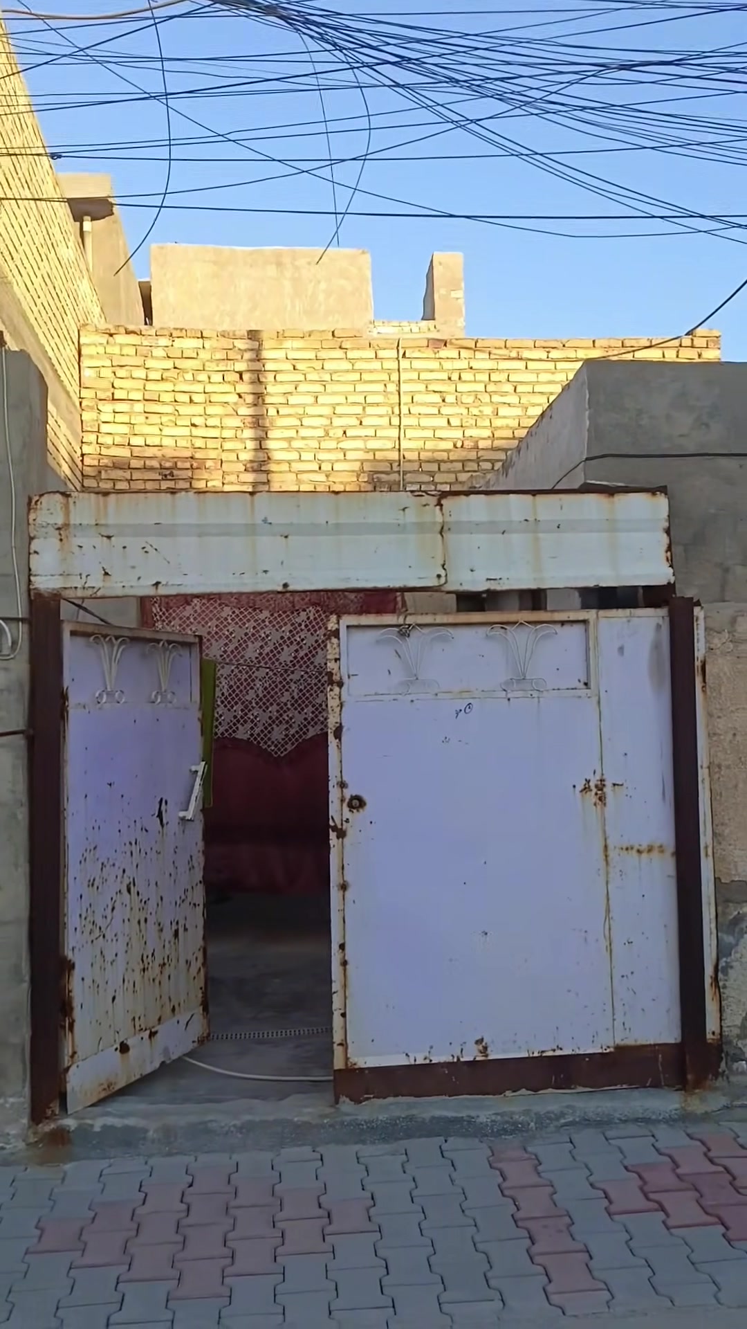 السلام عليكم
⚠️يعلن مكتب عراق السلام للعقار 
      عن توفر 
🏠 منزل للبيع ساحة 100م طابق ونصف
      قريب ع شارع ابو سمير ال 23
      مدخلين استقبل +حولي +وصحيات وغرف نوم
      الطابق الثاني غرفة نوم + صحيات
للاستفسار الاتصال على الارقام :
رياض التميمي
***********
لؤي التميمي 
***********
قصي التميمي 
***********
أو زورنا في مكتبنا مكتب (عراق السلام) للعقار 
العنوان : شارع جامع النور
اهلا وسهلا بيكم
