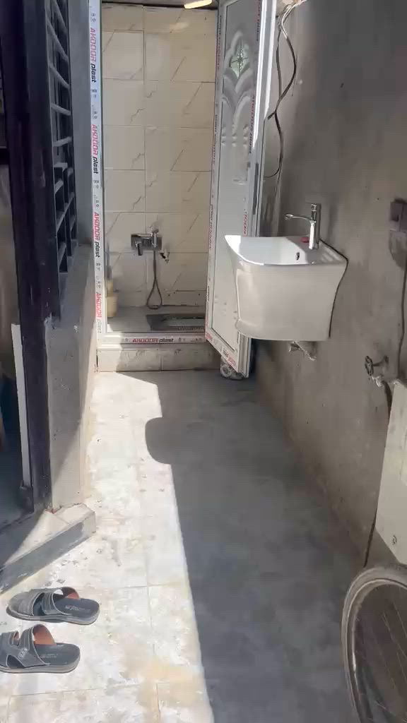 سلام عليكم بيت البيع ١٠٠متر ٧نيسان قاطين غرفتي ٣حمامات شارع تبليط مجاري بناء حديث زراعي سند ٢٥ ستقبال مطبخ بل وجه حولي جبير ***********
