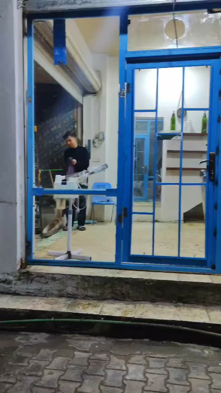 جام خانة لىبيع حديد ثقيل 
العرض ٣ الطول ٢ونص 
مكانها بغداد الكمالية شارع الاصفر 
تجي تفتح وتاخذها 
*********** وتساب
 سعرها ٢٢٠ الف
