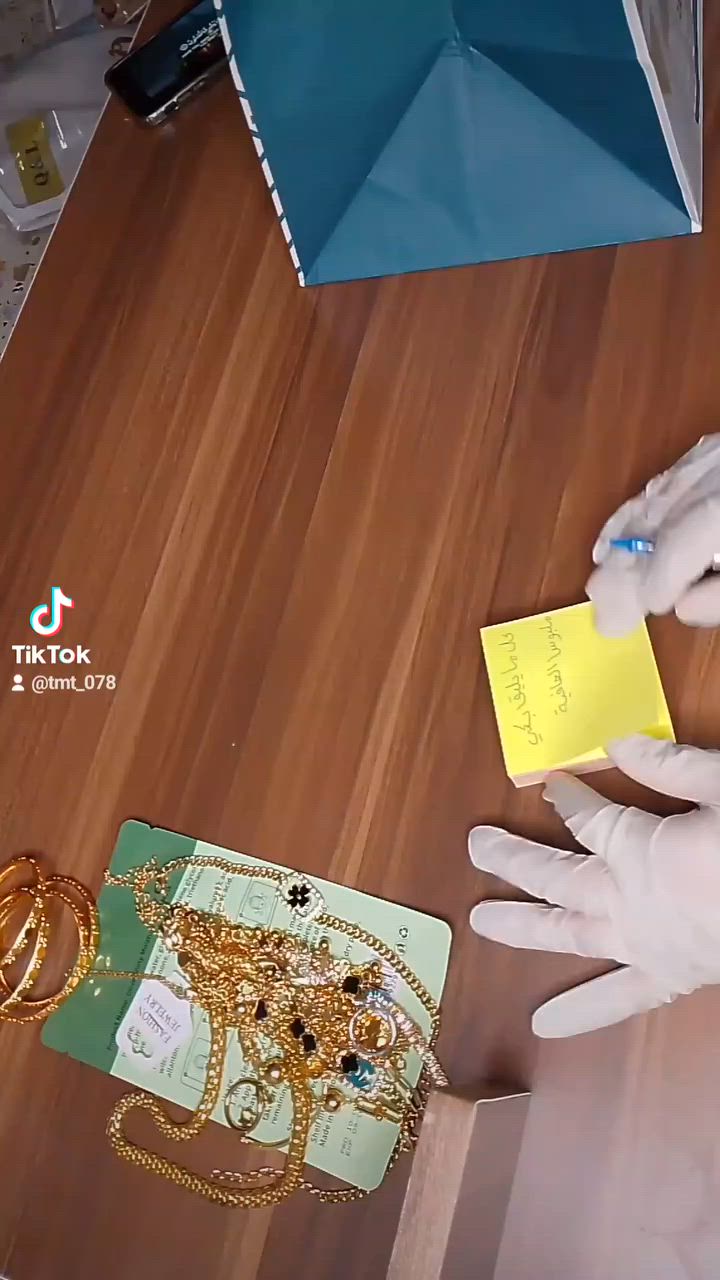تجهيز طلاباتكم الحلوه و لاكسسوارات هديه عشوائية و تدللون بنات تواصل على الواتساب *********** و توصيل لجميع المحافظات العراق امانه الله لاقماش زبده بارد يجنن الخامه الناعمه
