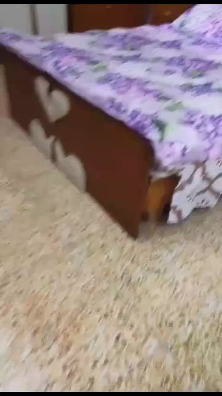 السلام عليكم عندي غرفه مستعمله سبع أشهر جديده خشبها مضبوط بس ميز التواليت مكسوره المرايه عند التحويله السعر 750 وبي مجال الشراي يتواصل على هذا الرقم ***********
