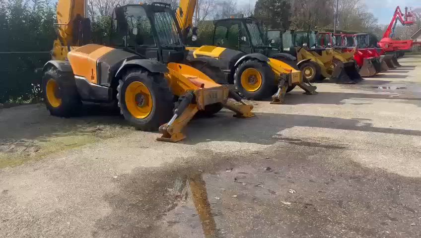 🔥 "لو مشروعك بيخسر ساعات كل يوم بسبب الرفع والنقل... اقرأ البوست ده للآخر."
🚨 سؤال مهم لكل مدير مشروع أو مقاول...
كم مرة اضطريت توقف شغل علشان المعدات الموجودة عندك مش واصلة للارتفاع المطلوب؟
كم مرة دفعت إيجارات متكررة لمعدات رفع لأن المعدة اللي عندك إمكانياتها محدودة؟
الآن تخيل إن عندك معدة واحدة تقدر ترفع حتى 14 متر وتحمل 3.5 طن وتشتغل في عشرات المهام داخل الموقع. 
✅ تحميل وتنزيل مواد البناء
✅ تركيب الهياكل المعدنية
✅ أعمال المخازن والمصانع
✅ المشروعات الكبرى والمواقع الإنشائية
فوركليفت تلسكوبي JCB 📌 ارتفاع 14 متر 📌 حمولة 3.5 طن 📌 موديل 2014 📌 استيراد أوروبي 📌 حالة ممتازة 
السؤال الحقيقي مش : "هل انا محتاج المعدة دي؟"
السؤال هو: كم تكلفة تأخير الشغل عندك كل يوم بدونها؟
📞 للتفاصيل والمعاينة: 01007712739 فون
✍️ واتساب wa.me/201007712739 
#فوركليفت_تلسكوبي #JCB #معدات_رفع #معدات_ثقيلة #مقاولات #شركات #بنيه_تحتيه #معدات_ثقيلة #معدات_استيراد #مواقع #مشتريات #مقاولين #صان_تراك_لاستيراد_المعدات_الثقيلة #اختيار_الخبراء #شركاء_نجاحنا #معدتك_سر_شغلك #مخازن #JCB #boomloader #Telehandler


**إذا كنت صاحب هذا الإعلان وتريد حذفه لأي سبب، رجاءا أرسل رسالة إلى الدعم الفني**