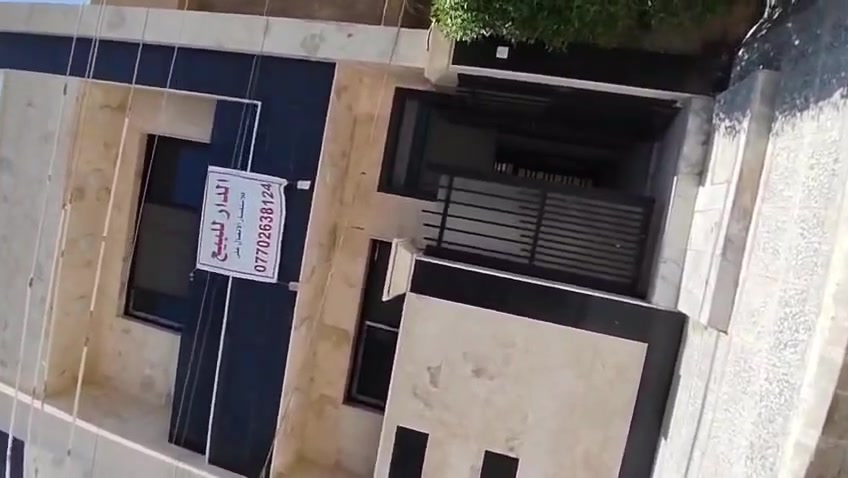يتوفر لدى مكتب أميمة للعقار  
دار للبيع طابو صرف 
حي الاعلام التعليم والبحث العلمي قرب تقاطع الدرويش 
بناء حديث ودرجه أولى غير مسكون
المساحة 50م
الواجهه 5م 
النزال 10م 
جدران منفضله نظام رفت 
يحتوي الدار على كراج وصاله ومطبخ وخدمات ومنور والطابق الثاني يحتوي على غرفتين نوم وخدمات وبالكونه مع طابق الأخير يحتوي على غرفة نوم وبيتونه وسطح 

السعر 185 مليون قابل للتفاوض 
للاستفسار الاتصال على الرقم *********** واتساب أو مراجعه مكتب أميمة للعقار الكائن في حي الشباب شارع اميمه قرب سوق اميمه مباشرتٱ
