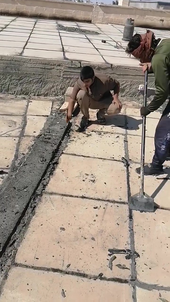 السلام عليكم عمل ماده الصطوح روف كوت عازلة من الحراره والرطوبه معه شبكه ألياف زجاجيه معه جلي وقلع الكير *********** حمودي ابو خالد هاي بعض الصور قبل وبعد العمل  من أعمالنا في هيت ونواحيها والحي السكني وهيت والرمادي
