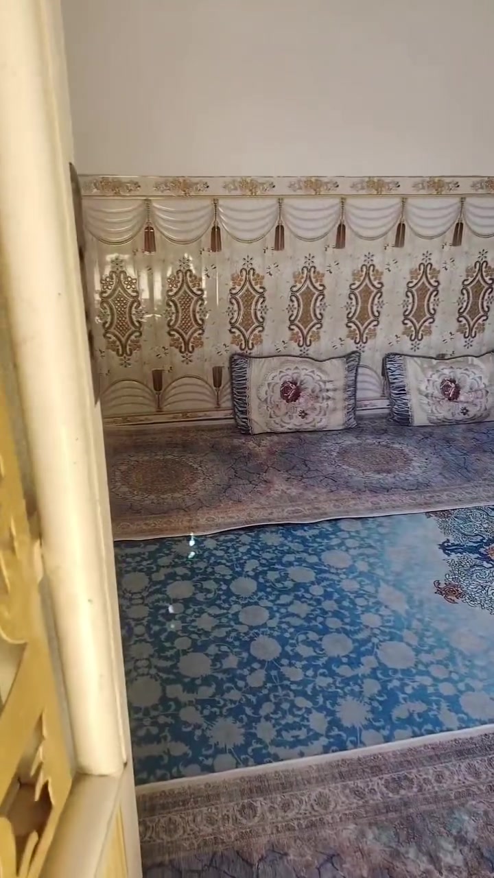 السلام عليكم بيت للبيع مساحه 100متر طابق واحد طارمه حمام خارجي استقبال مطبخ صاله غرفه  نوم وحده حمام داخلي العنوان: حر صغير البوبيات عامود 75 للاستفسار الاتصال ع *********** السعر 89 وبي مجال
