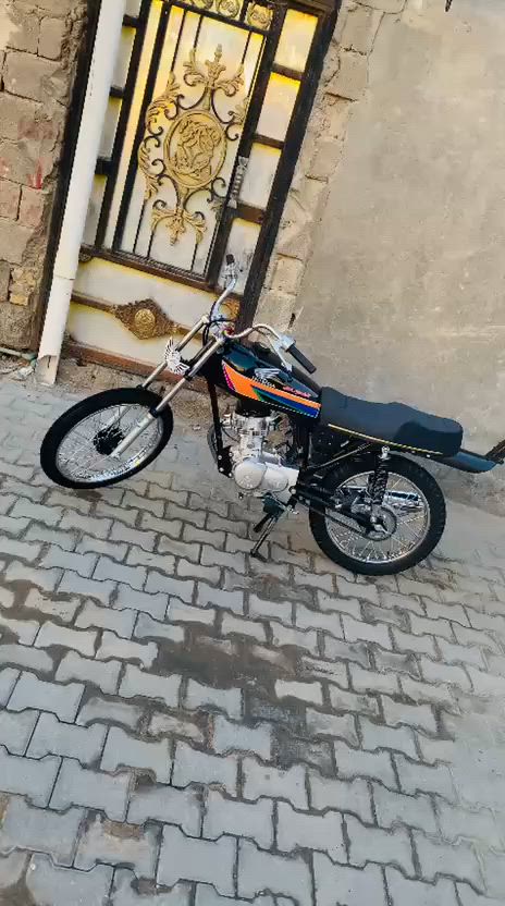 سلام عليكم دراجه يراني نل بيع وراق سكنر دراجه قبل سبوع عمرتها مكينتها على سحك دراجه حلوه ونضيفه شوفت عينك محركها سيجي ام حربه وكشن تفصال هم غراض كله اصلي ومختم منطقة البصره شراي يراسني وانه بخدمتكم رقم الهاتف ***********
السعر 950 وبيها مجال قليل وما يعجبه سعر يعبر منشور ❤️

