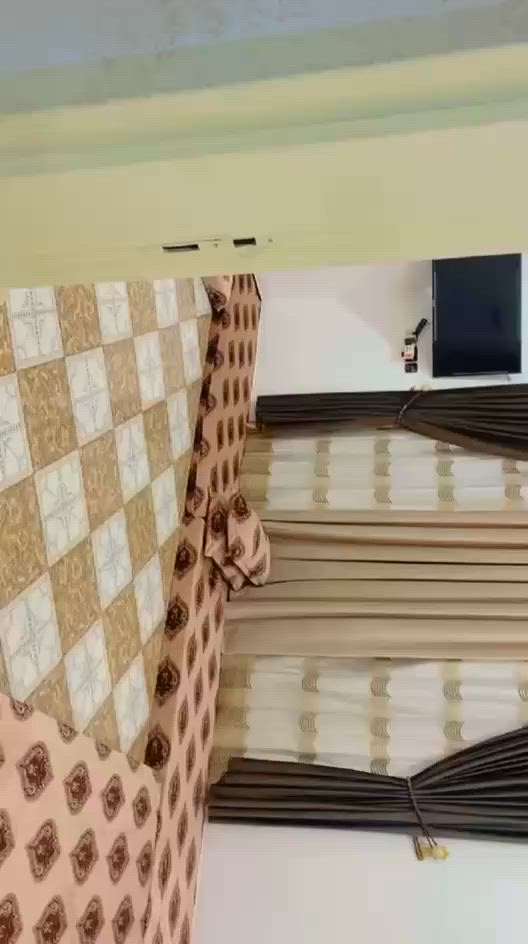 بيت لل ايجار مجمع سات قريب عل اسواق متوفر جميع الخدمات من اسواق من علوه من كافتريه من دجاج من معمل ماء من جامع ومدارس 
البيت باقي من الاثاث بردات مع بلازمات وبردات وغرفه مفروشه 
سعر الايجار 450 وبي مجال (رقم صاحب الدار )(***********)سيف
