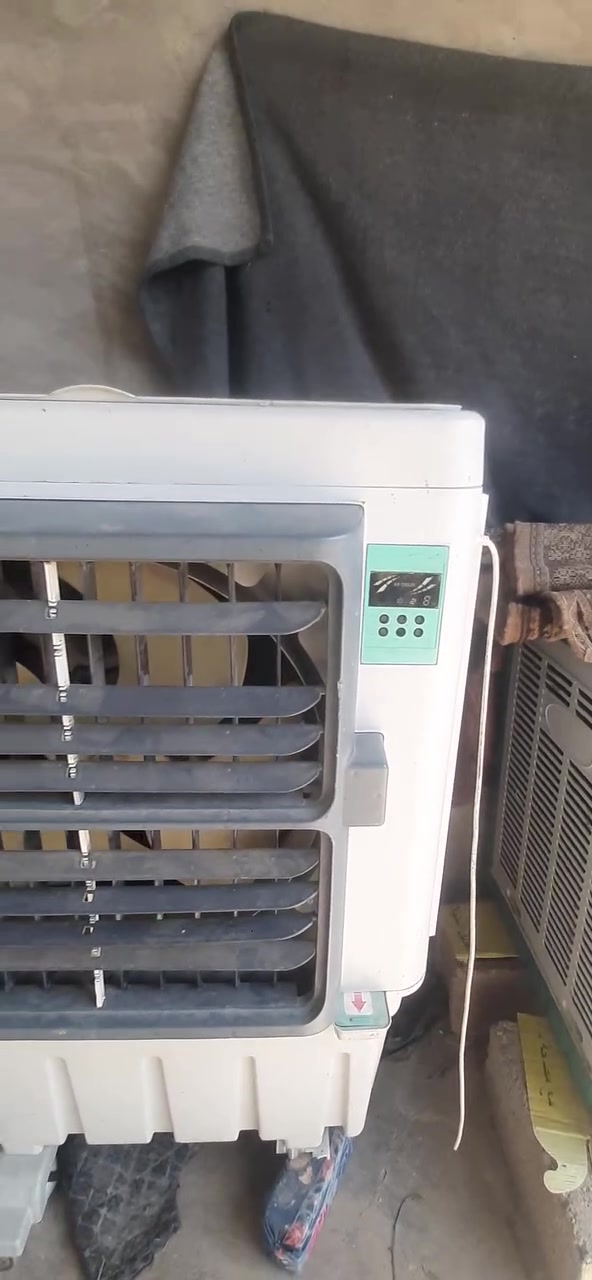 للبيع
كونفيره رجلها مكسوره ماطورها بي خربطه بس يرادلها تشده مباشر

عندي هذا الطباخ طاك بس نضيف هوه 

عندي هاي مبرده ماطوره يمكن شويه ضعيف تشتغل هيه

ابيعهن شلع حط سعرك اذا عجبني ابيعك شلع

رقمي واتساب 

***********

