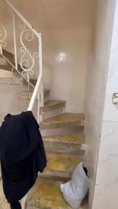 سلام عليكم نص قطعه للبيع قطاع 46 قرب دائرة الكهرباء  مساحه 63متر قاطين طابق جوه ستقبال و مطبخ و غرفه و حمام و طابق فوك غرفتين و حمام و سطح : حالياً( مؤجره ب 450 الف )  لل ستفسار رقم : ***********
