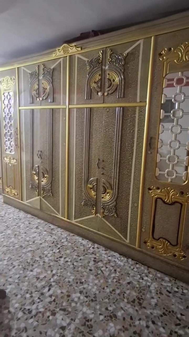 سلام عليكم قرفه اخشاب جديده الله شاهد ما مفتوحه للبيع السعر 700 وبيها مجال العنوان بغداد المعامل رقم ***********

