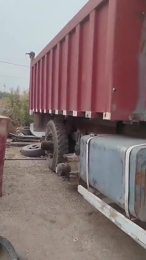 سيارة فولفو ٨٢ تفصيخ للبيع بدي قلاب ماكنه غير صالحه لايوجد كير مجموعه كامله يوجد فيها رقم وسنويه مولده في الكوت الاتصال (***********) (***********)
