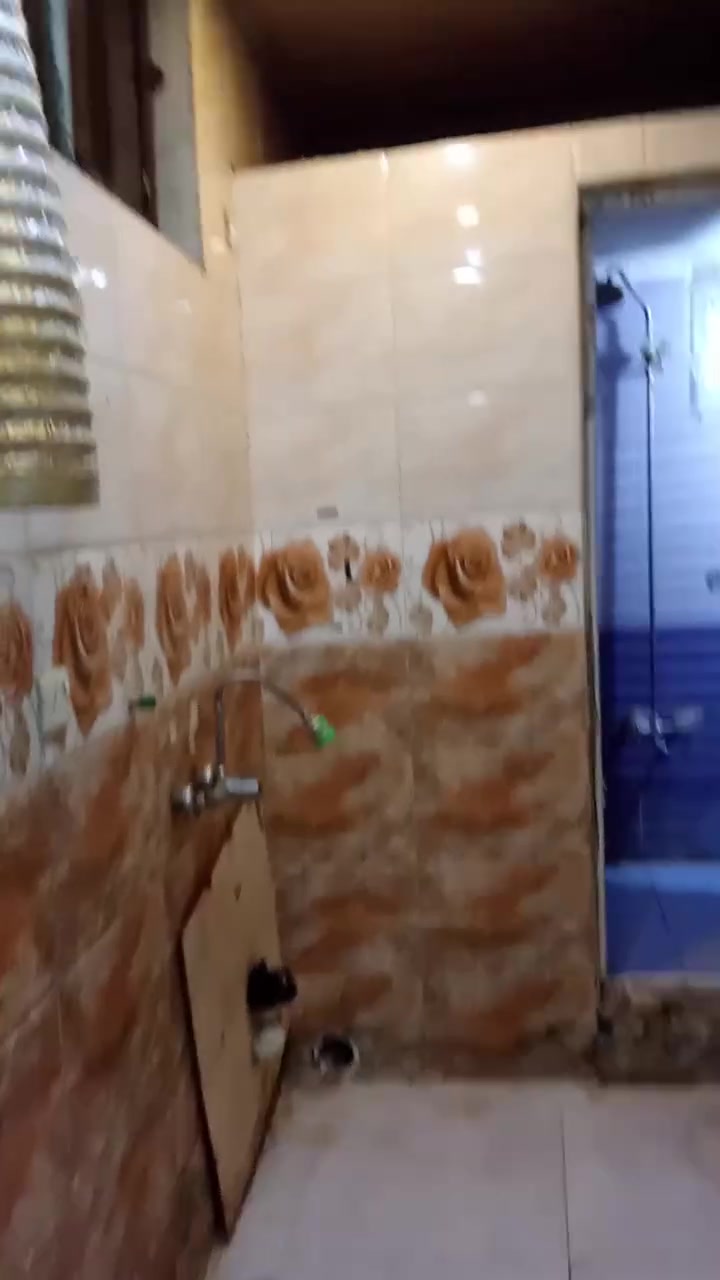 السلام عليكم بيت للايجار طابق ثاني معزول البيت مطبخ وحمام وصاله وغرفه نوم مع السطح العنوان الشعب التجار ضباط الكويتي ***********
