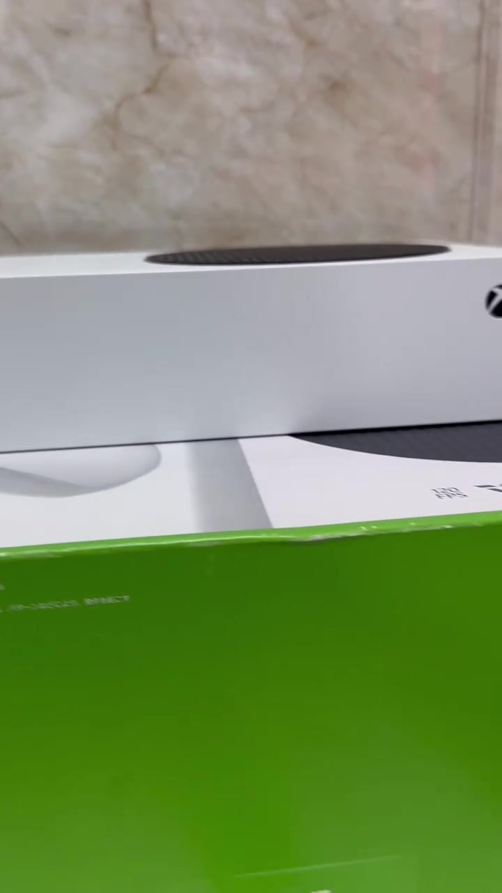 للبيع: جهاز Xbox Series S بحالة النظيف جداً (جاهز للعب الفوري) 🎮🔥
للبيع جهاز ألعاب الجيل الحالي إكس بوكس سيريس إس (Xbox Series S) بحالة شبه جديدة واستعمال قليل جداً (أخو الجديد)، الجهاز نظيف ومحفوظ بحالة ممتازة ومعه كامل ملحقاته الإضافية التي توفر عليك قيمة الشراء منفصلة!
📦 تفاصيل ومحتويات العرض:
 الجهاز: Xbox Series S بلونه الأبيض الأنيق مع الكرتون الأصلي.
 الذاكرة: 512 جيجابايت SSD سريع جداً لتحميل الألعاب (صنع وإصدار 2022).
 أيدِي التحكم (الجويستكات): عدد 2 جويستك أصلية (الأبيض الأصلي + جويستك إضافية بتصميم فني ملون وجميل كما موضح في الصور).
 الطاقة: شاحن بطاريات أصلي من ماركة VARTA العريقة مع بطاريات شحن قابلة لإعادة الاستخدام.
💰 السعر: 440 ألف
📍 العنوان: الحلة - الورديه داخل
📞 للتواصل والاستفسار (واتساب أو اتصال): ***********
