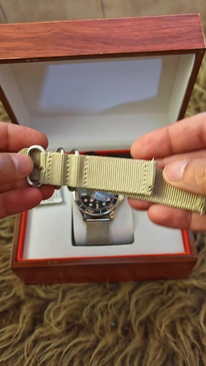 يا الله
ساعة من طراز أوميغا سيماستر دايفر 300 متر إصدار جيمس بوند 007 (Omega Seamaster Diver 300M 007 Edition)، وتتميز بحجم هيكل 42 مم ومينا عتيق مع علامات مضيئة وسوار شبكي من المعدن.الهيكل: مصنوع من التيتانيوم خفيف الوزنالحركة: أوتوماتيكية متطورة (Co-Axial Master Chronometer)الملحقات: تظهر مع سوار ميلانيزي وسوار قماشي إضافي في الصندوق
***********
