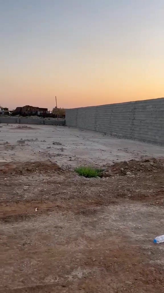 سلام عليكم كاع مساحه 500 متر الوجه 12 ونص متر النزال 40 متر على فرعين كهرباء ومي ومجاري مكان الكاع الحمديه الساده الطوال طابو زراعي سند 25 السعر 45 وقابل للتفاوض هذا رقمي *********** واتساب متواجد
