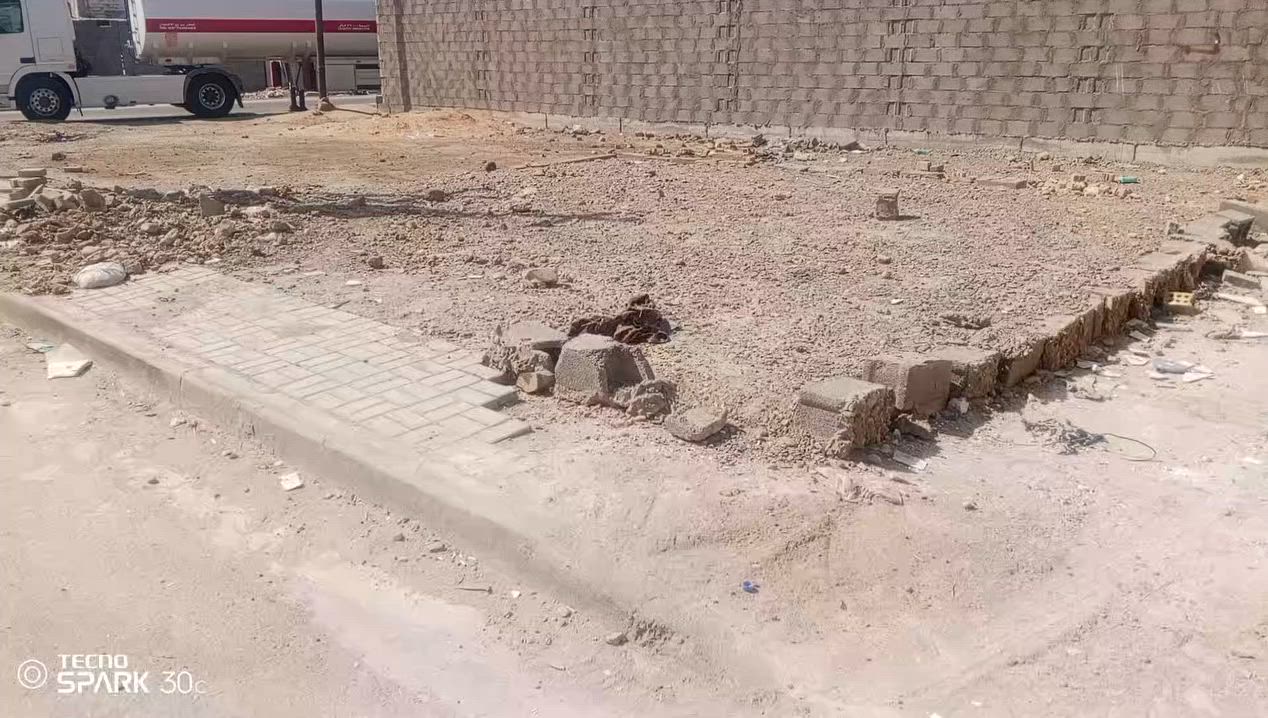 قطعة ارض للبيع بمنطقة سيد خوام المساحة 45.5 العرض7 والنزال 6.5 للاستفسار الاتصال على الرقم ***********
