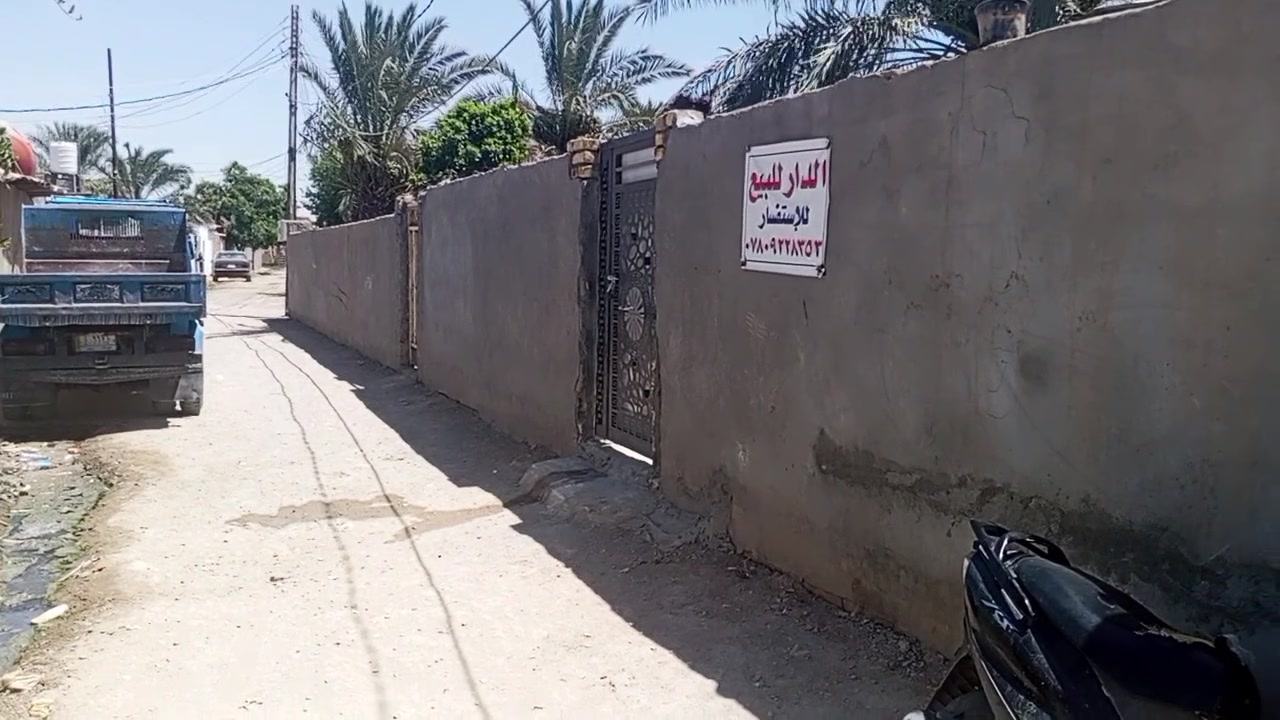 يالله  بيت زراعي للبيع
المساحه 130متر مربع 
المكان .قرية سيد حسين .مدرسة اليعروبيه 
بيه غرفتين قياس ٦ ×٤
صاله ٧×٤
مطبخ ٥×٥ مع الكاونتر مفصل عليه  
صحياة 
ماطور جاهز مع الخزان ١٠٠٠ لتر والكيزر 
ويحتوي على مخزن سندويش 
الكهرباء كيبل ٤ خطوط               السعر بلاش بس 20مليون 
شارعه تدخل بيه سياره ٦ متر        بيت مرتب 
أرقام الهاتف ***********
*********** اسيا.         مكتب الامير للعقارات  🏫
