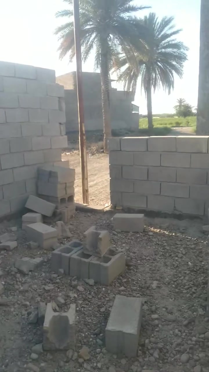 بيت البيع هيكل مبني عل نص واصل كهرباء ومي يتكون من غرفتين وصاله ومطبخ وحمام وستقبال شارع ٨ سعره 16وبيه مجال شيء قليل اي ستفسار يتصل على هاذا رقم ***********
