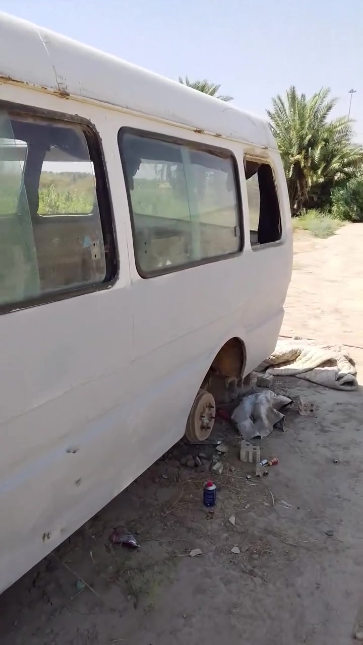 السلام عليكم اخوان هيكل سيارة اسيا كلش حلو للبيع تريد بس الهيكل تريد وياه الابواب وأبواب الصدر كلش حلوات واحد منهن اخو الحاوية السعر 4ورقات ويه الابواب ب6 هاتف ***********
