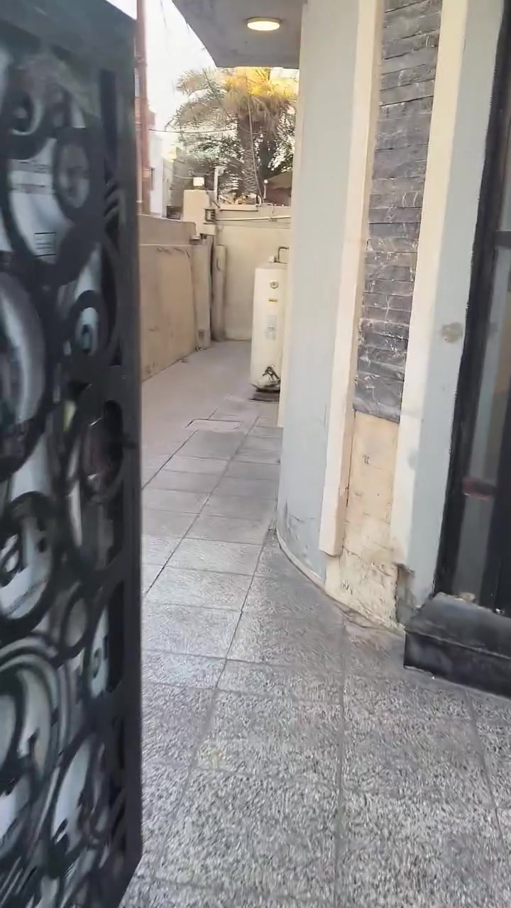 بيت الايجار حي الجامعه شارع عريض طابقين ثلاث مداخل موضح كلشي بالفديو الاستفسار ***********
