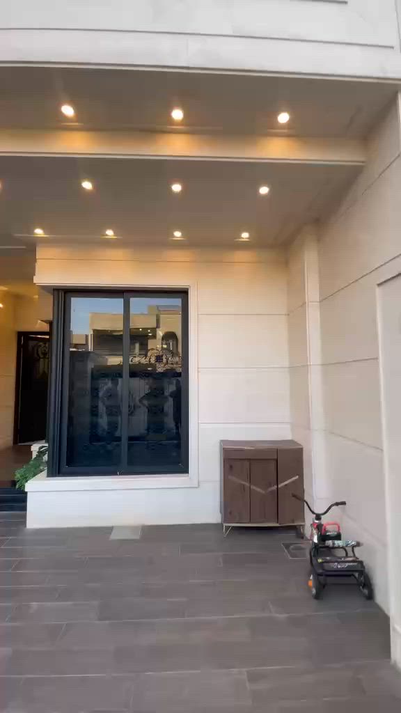 دار فخم وراقي | بناء عصري مميز
🏡 مساحة 223 متر
📍 الموقع: حي البلديات
🛣️ شارع 12 متر
🌅 اتجاه شروق تام
🏢 طابقين
🛏️ 5 غرف نوم
✨ تشطيب مرمر فاخر وأرضيات راقية
🔑 تصميم حديث ومواصفات عالية الجود
لمعرفة السعر علق بتم لتصلك السعر 

📞 للتواصل:
***********
***********

🔹 عقارات ركن الصديق لتجاراة العقارات 
✅نستقبل كافه العروض العقاريه
