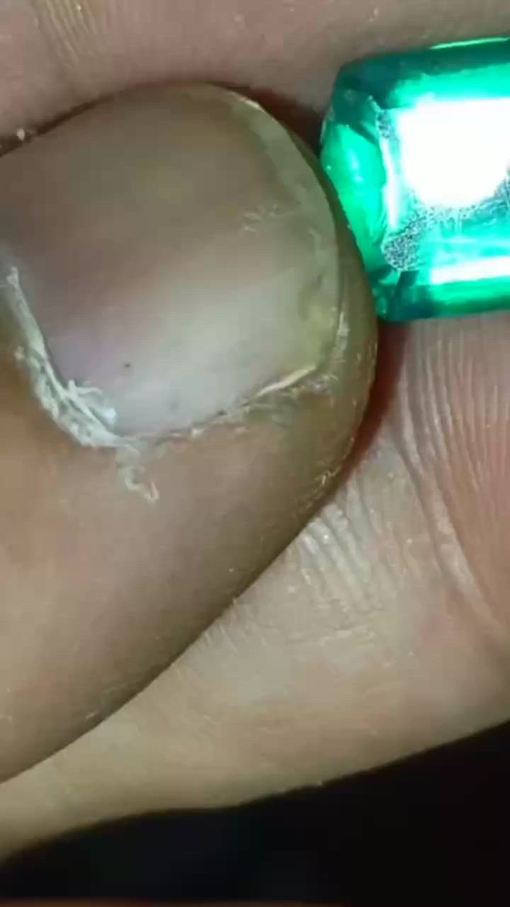 قطعه روعه من الكولمبي  النادر الاخضر المزرق    معرض لبعض  الثلم    بسبب جهل  الذي استخرجها       قطعه نوادر   تقريبا  6  قيراط      ***********     السعر النهائي  700  دولار     أكرر قطعه نوادر   الكولمبي         بغداد

