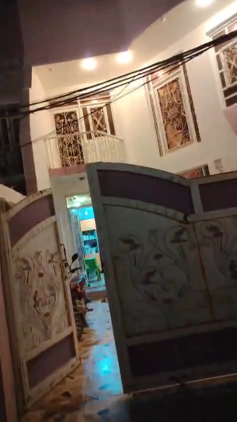 مشتمل في حي الخضراء للبيع قرب مدرسه الخطيب شارع 15متر عالي عن الشارع مساحته 125سعرة 108مليون اليريد يشتري يتفضل يتصل عل صاحب المشتمل رقم ***********

