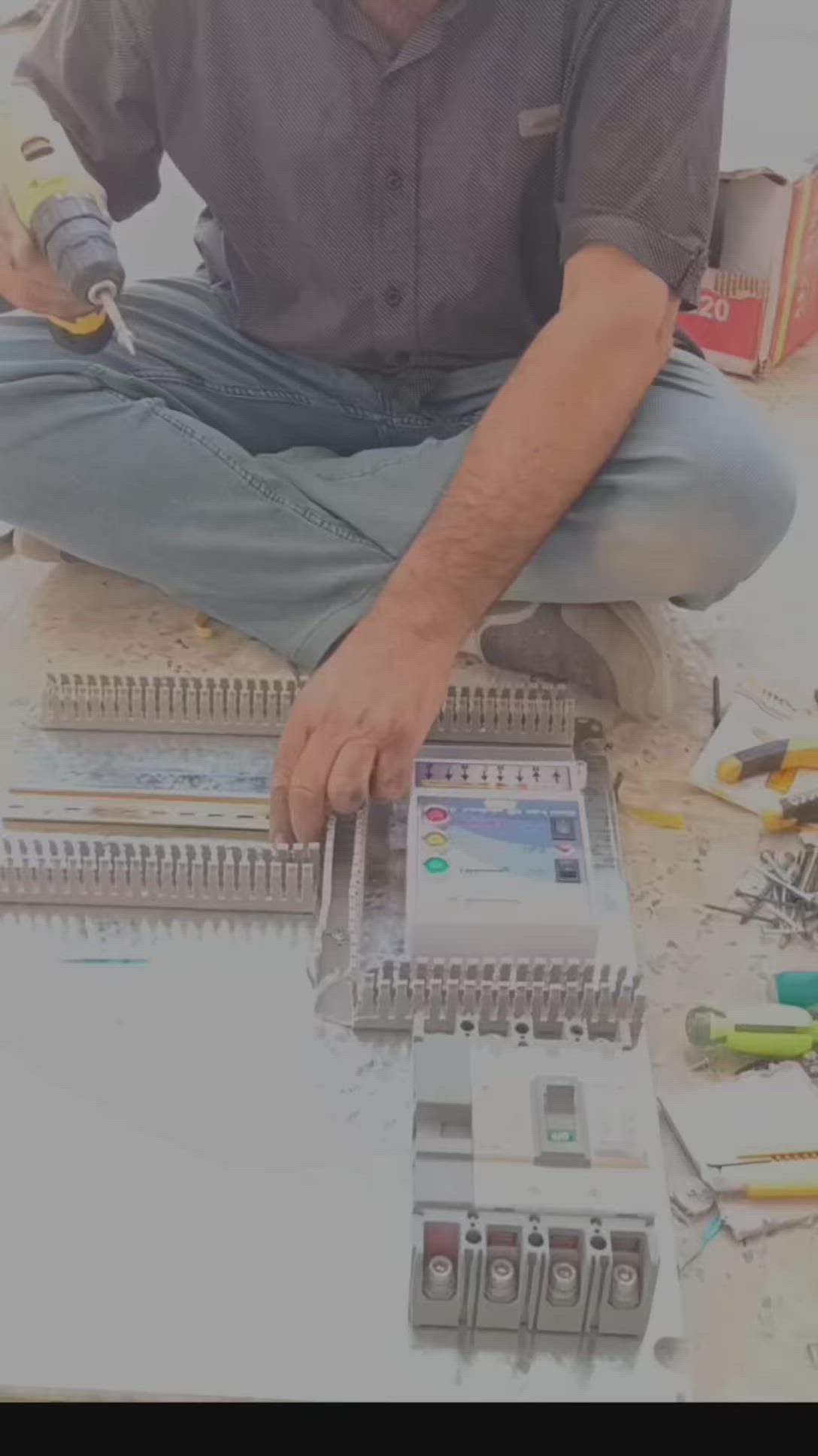 تأسيس كهرباء المنازل 
 (***********
_ توزيع نقاط الإنارة 
 _ توزيع المكيفات 
 _ توزيع نقاط الستلايت 
 _ توزيع نقاط السخانات 
 (***********)
