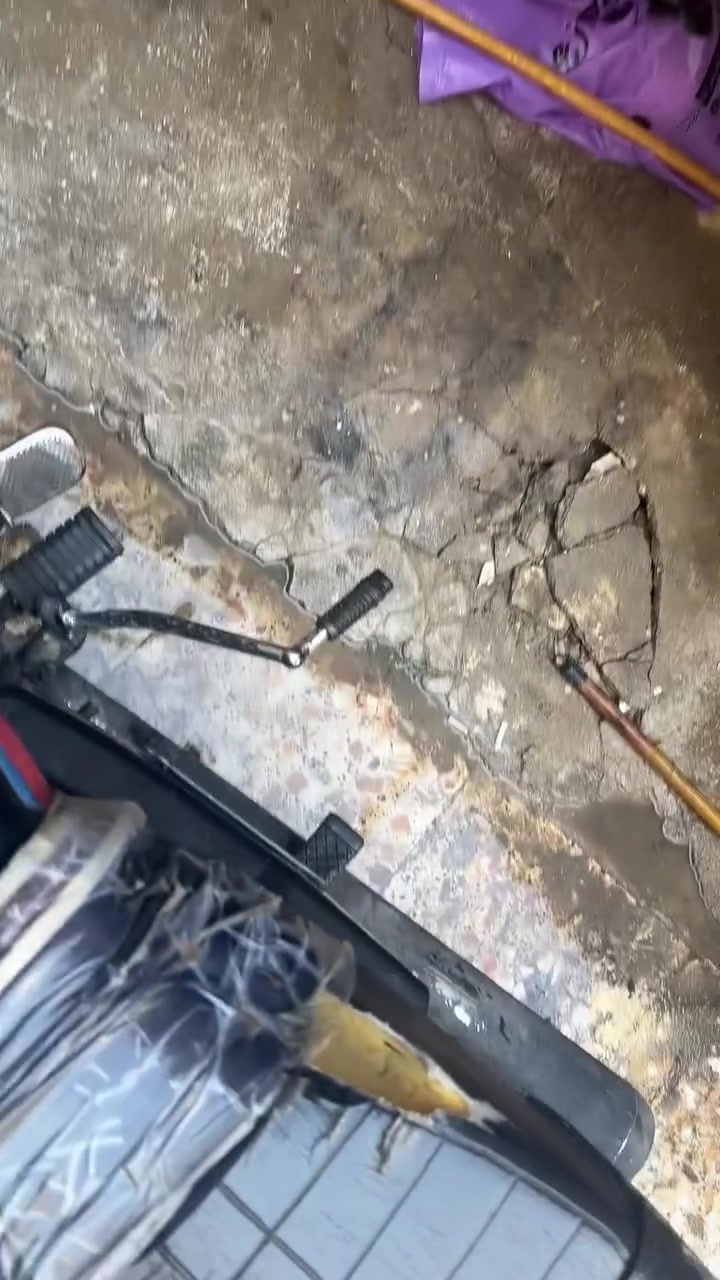 السلام عليكم 
ارشا للبيع موديل ١٥ اوراق اصولي
غراضها كلها مبدل جديد ماعدا لگلوبات مكسوره
السعر 300الف قفل قفل
مكان اسكندريه ***********
