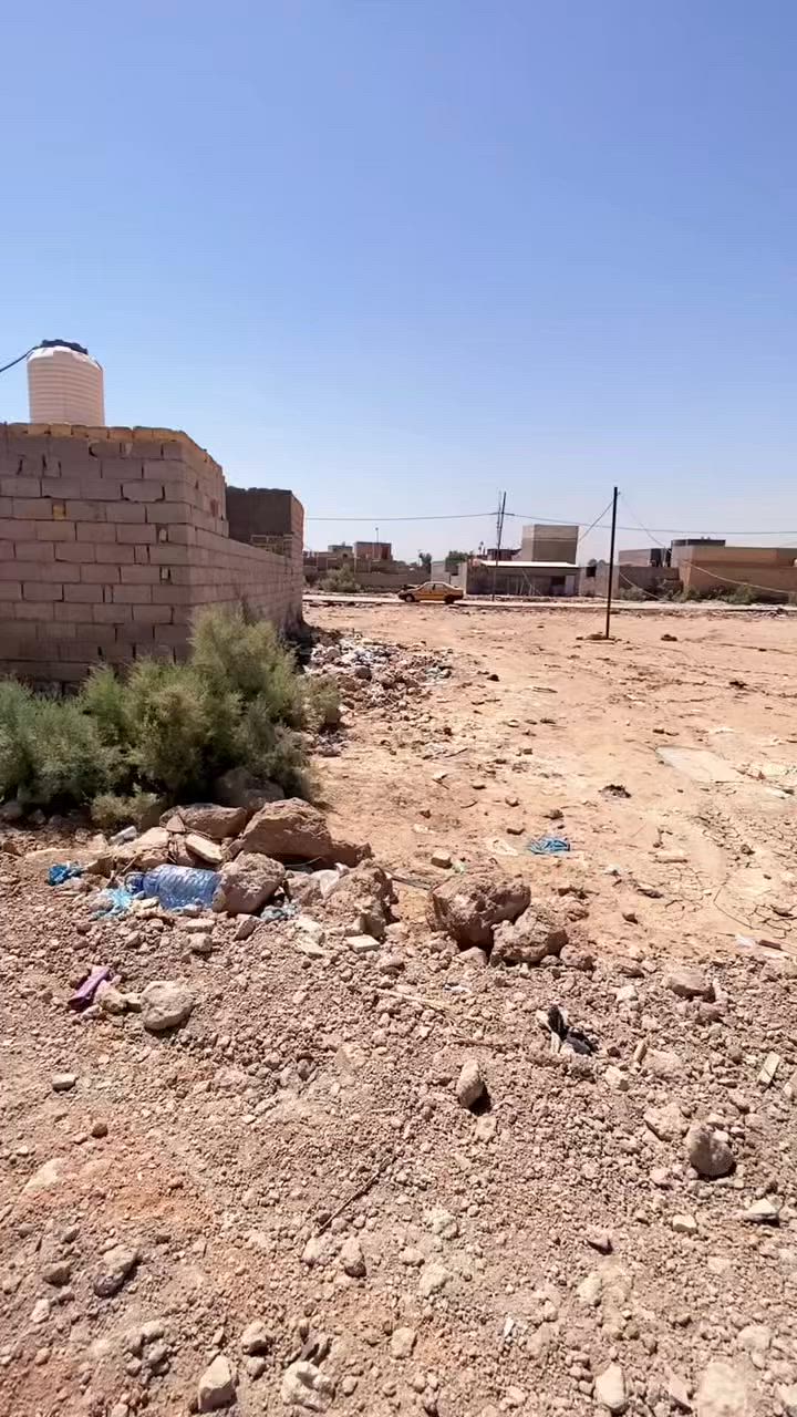 السلام عليكم قطع  زراعية في السكك قرب ال بو حسين 200 متر نقل اسهم منقطة مخدومة ماي وكهرباء للاستفسار ***********
