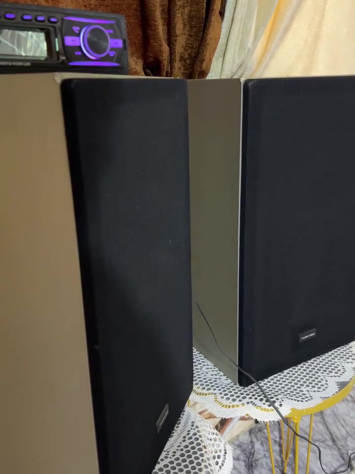 السلام عليكم 
زوج سماعات 
حجم متوسط 50سم 30x
ماركه Toshiba
صوتهن واضح ومتوسط مو عالي كلش
نضيفات كلش وقديمات عندي 
والتصوير مالت اليوم
سعرهن 80 وبيهن مجال
اعلى سعر ابيع
بغداد / الشعب
***********
