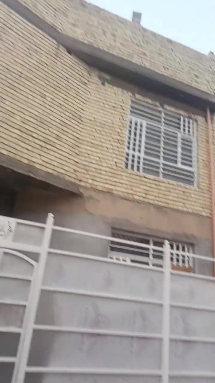 دار للبيع 60م. نهايت الأربع شوارع زراعي ابو ريسان قاطين وبيتونه جبيره. غرفتين فوك وبيتونه جوه مدخل استقبال ومطبخ وصحيات. طابو زراعي سند 25 ماء مجاري تبليط كهرباء شوارع 10 بيت نظيف. وتعبانين عليه. كاشي وطابوك حتى البيتونه كاشي للاستفسار الاتصال على الرقم ***********
