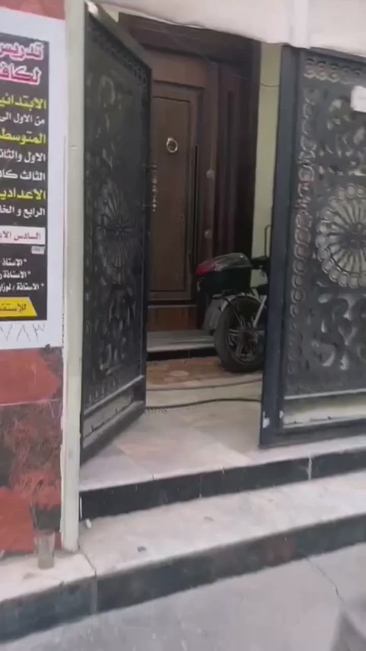 قصر الكاظمية للعقار
دار للبيع بالحرية دور نواب الضباط مشط الشارع العريض  طابقين مسلح حديث بناء درجة اولى المساحة 100م يحتوي الطابق الأرضي على طارمة وصحيات خارجية وصالة وحولي مطبخ مع كاونتر تركي يبقى من ضمن البيت وحمام مشترك وغرفة نوم وفوگ غرفتين نوم وحمام مشترك وسطح ..... المراجعة مكتب قصر الكاظمية للعقار الشارع العريض مقابل جامع ابو حامد وللمعلومات اكثر الاتصال على 👇
*********** وات ساب
*********** وات ساب
