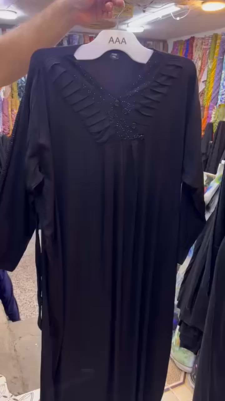 #موديلات_محرم 🖤🖤🖤🖤

 خامة كشمير اسود سادة سواد ملكي ✨سواد فاحم 

دبل كلوش وتجي بيه حزام للتخصير

شغل ستراس على الصدر والردن✨

قماش ناعم، خامة مكفولة ✅

احجام خاصة

‏📏5XL.6XL.7XL

💰 سعر ١٥ الف

🚚 التوصيل متوفر لجميع محافظات العراق

للحجز والاستفسار
***********

 معنا تكتمل أناقتك سيدتي👗👜💄
قطعة مصنوعة  بدقة وتصميم  ولا غلطة🌙✨ #اقمشة_حجي_صالح_الكلابي #موسم2026 #الشورجة #البسة
