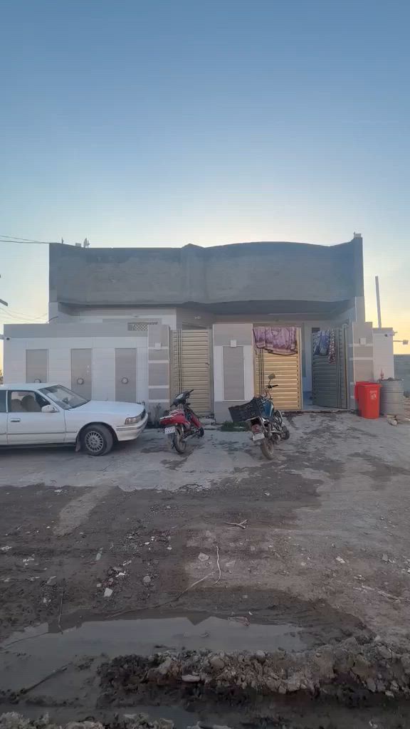 ياالله على بركه الله بيت للبيت بناء حديث 
زراعي سند 25للبيع 
العنوان حي الازدهار الجمعيه الثالثه قرب المحلات بيت حديث وحلو وسعره معقول للشراى يتصل ع الرقم *********** أو مراسله الصفحه والمساحه 215متر والبيت بصفه قطعه تابعه صاحب البيت 
السعر قطعه وحده 
وسعر البيت وحد مساحه الارض 175متر زراعي سند 25
