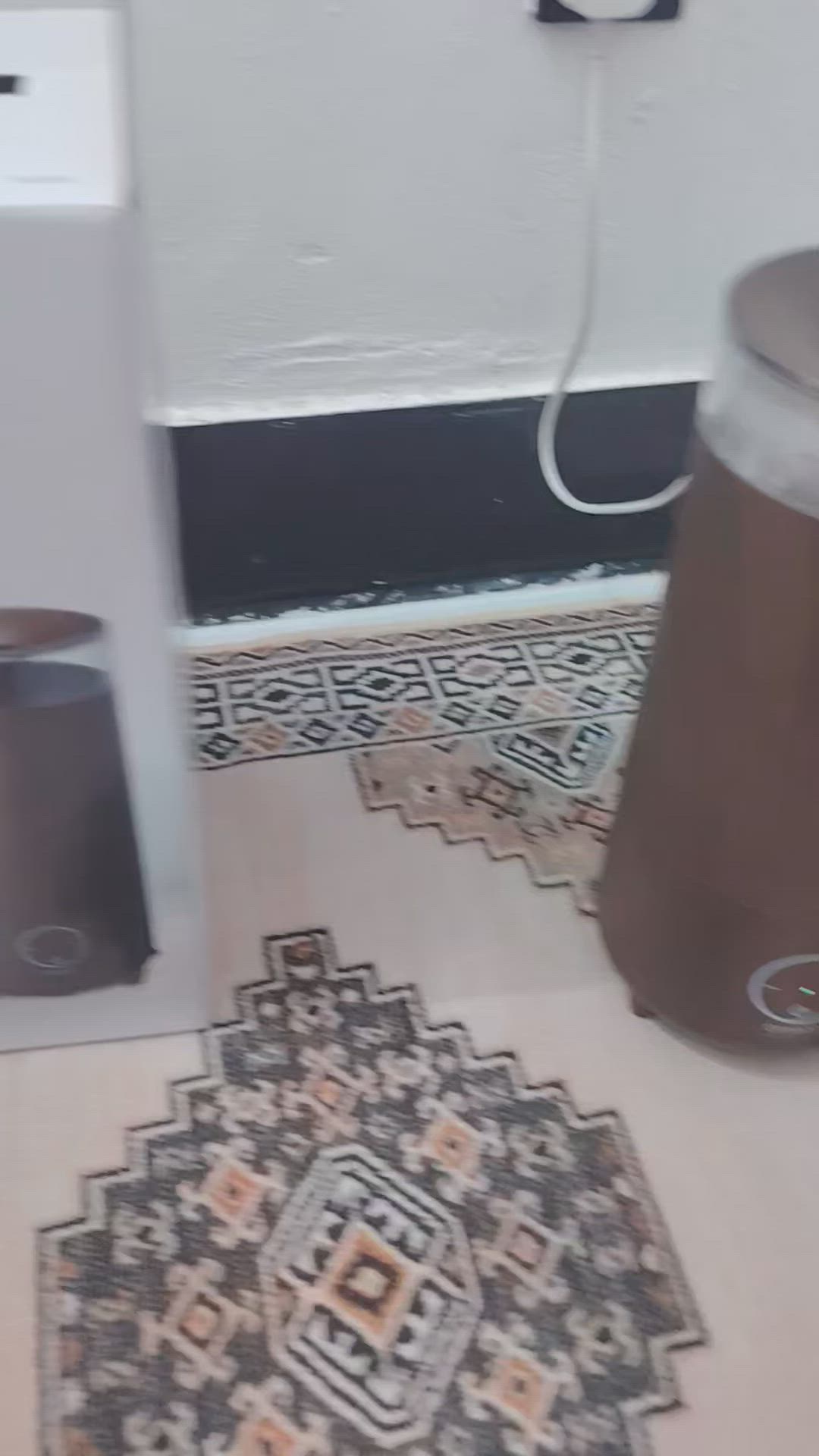 هذا الجهاز هو مرطب جو بالموجات فوق الصوتية (Ultrasonic Humidifier) من شركة أوريجون ساينتيفيك (Oregon Scientific)، ويظهر في الصورة أنه جزء من مجموعة "Smart Living" بتصميم خشبي داكن. 
المواصفات الفنية للجهاز:
بناءً على المعلومات الموضحة في الصورة والبحث، يتميز الجهاز بما يلي:
سعة خزان المياه: 2.6 لتر [صورة المستخدم].
مستويات التشغيل: يوفر 3 مستويات قابلة للتعديل لقوة البخار [صورة المستخدم].
مدة التشغيل: يصل إلى 8 ساعات من العمل المتواصل عند الضبط على الوضع العالي [صورة المستخدم].
أقصى معدل تبخير: حوالي 300 مل في الساعة [صورة المستخدم].
تقنية الموجات فوق الصوتية: يعمل بهدوء تام، مما يجعله مناسباً لغرف النوم. 
ع اول تم 30


**إذا كنت صاحب هذا الإعلان وتريد حذفه لأي سبب، رجاءا أرسل رسالة إلى الدعم الفني**