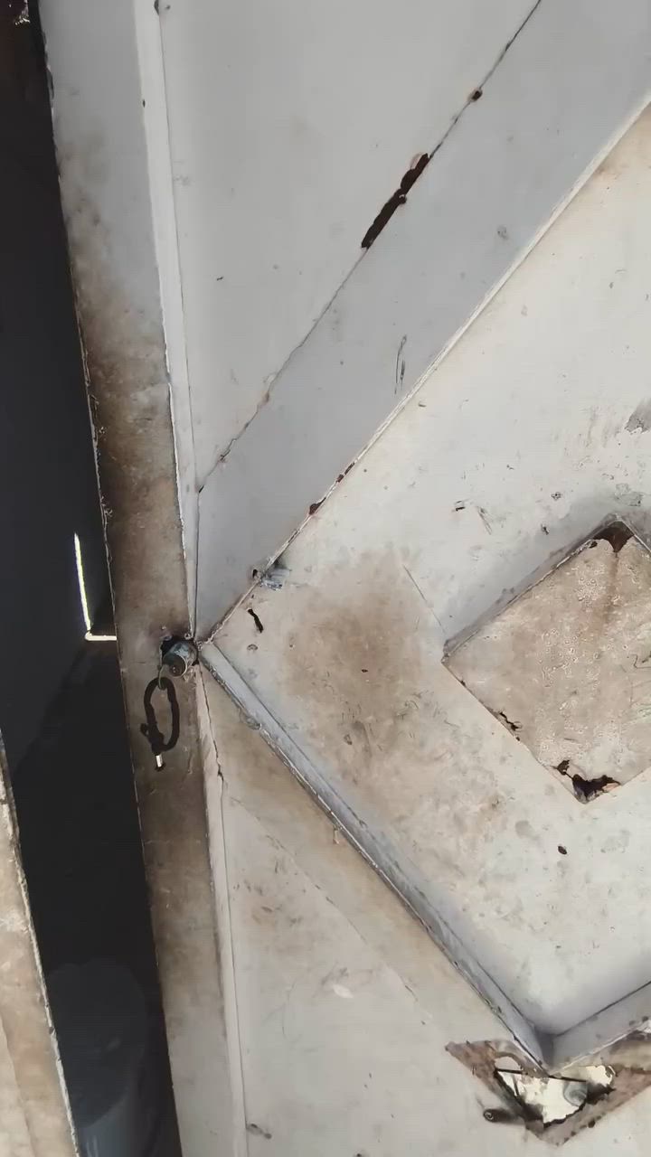 بيت ١٠٠ متر ب الحولي للاجار بصف شارع ٣٠ بي غرفه و صاله و مطبخ و استقبال و صحيات و مكشوفه سعر الاجار ب ٢٥٠ الف وهذا رقمي *********** والله يرزق الجميع ان شاء الله
