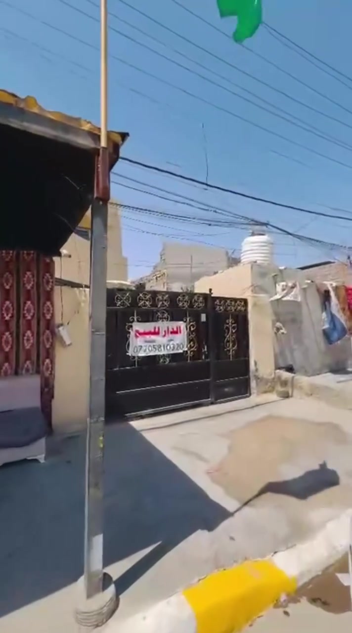 السلام عليكم بيت طابقين للبيع المساحه 200 متر ركن العنوان بغداد مدينة الصدر الحميديه شارع سيد عوده الاتصال ع هذا الرقم ***********
