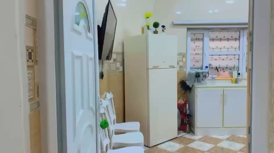 بيت لل ايجار مجمع سات قريب عل اسواق متوفر جميع الخدمات من اسواق من علوه من كافتريه من دجاج من معمل ماء من جامع ومدارس 
البيت باقي من الاثاث بردات مع بلازمات وبردات وغرفه مفروشه 
سعر الايجار 450 وبي مجال (رقم صاحب الدار )(***********)سيف
