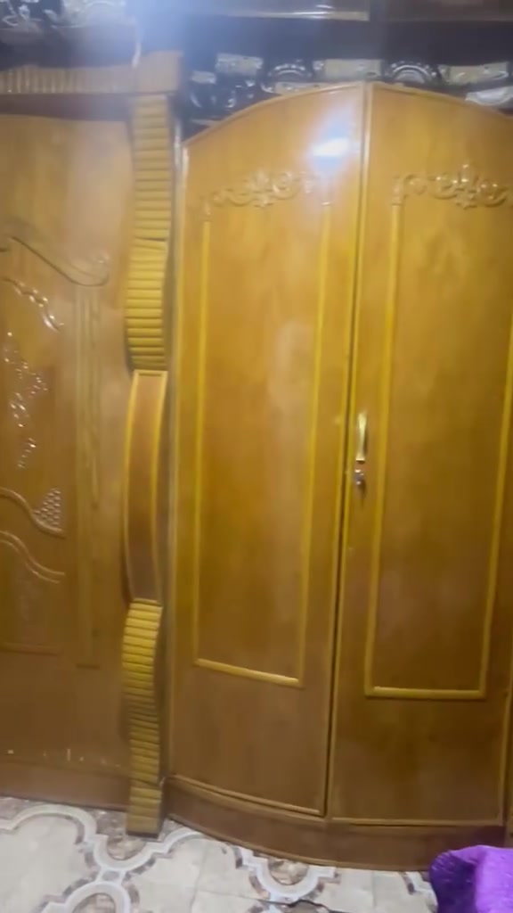 سلام عليكم غرفه خشاب للبيع نضيفه و ما شوف بل صور لغرفه 600 مكاني لبصره لزبير محلت شمال  لي حب تصل ع رقم ***********
