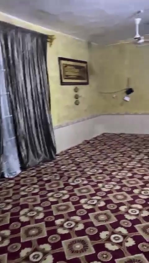 بيت البيع في ديالى بعقوبه البيع مساحته 600 البناء 260 وحديقه سعر 55 مليون
تگليلي شنو تفاصيل الدار بالضبط: شكد عدد الغرف والصالات والمطبخ والحمامات؟: 
غرفتين وهول واستقبال وحمام توليت دخليات ومطبخ 
وين موقع الدار بعقوبة بشكل أدق؟ أي حي/منطقة وقريب من شنو معلم أو شارع معروف؟: 
مرور ديالى 
البيت طابق واحد لو طابقين؟ وشنو عمر البناء وحالته العامة: جاهز للسكن لو يحتاج تصليح؟: 
طابق واحد
الطابو شنو نوعه؟ وهل الملكية صرفة ومكتملة لو بيها ملاحظات؟: 
 زراعي صابون صرف  سند 25 
السعر 55 مليون نهائي لو قابل للتفاوض؟ وإذا تريد، شنو أفضل طريقة للتواصل وياك؟: 
رقم الهاتف بيه قليل تفوض  ***********