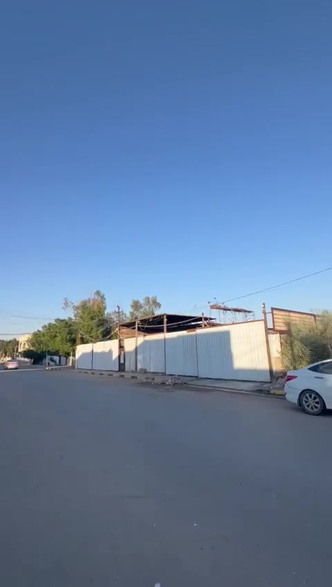 السلام عليكم بيت للبيع مساحة ١٠٠ متر طابق ونص على شارع عشرين قريب من الشارع العام مقابيل ساحة في منطقه السكلات شارع الشبكة للاستفسار ***********
